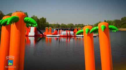 «Непонятно, как оно будет работать» — В Гомеле посреди озера установили платный надувной аквапарк