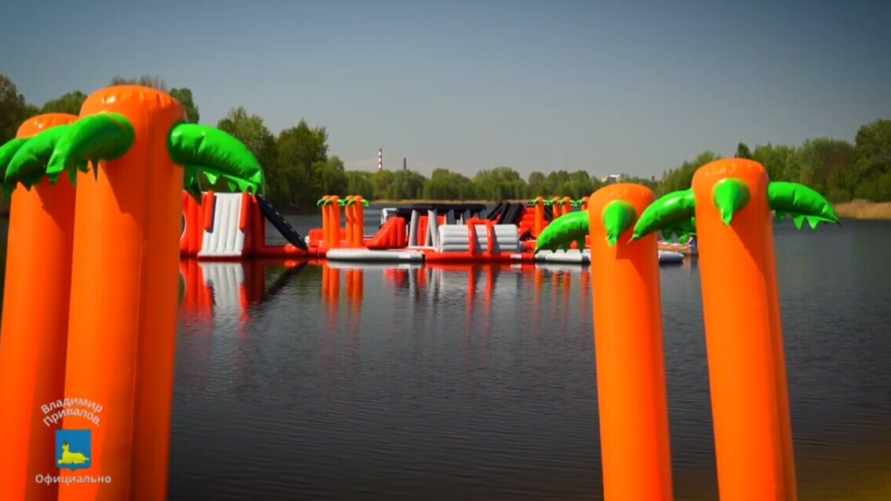 «Непонятно, как оно будет работать» — В Гомеле посреди озера установили платный надувной аквапарк