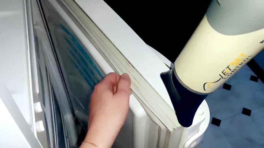 Некоторые пользователи Сети уверены, что можно нагреть резинку холодильника феном, чтобы она лучше прилегала к дверце