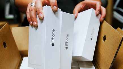 Apple срочно вывезла из Индии 1,5 млн айфонов в попытке обойти новые тарифы Трампа. Что будет с ценой?