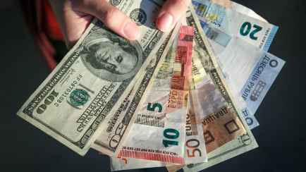 Доллар подешевел, а евро снова подорожал в Беларуси. Что будет с валютой США в апреле?