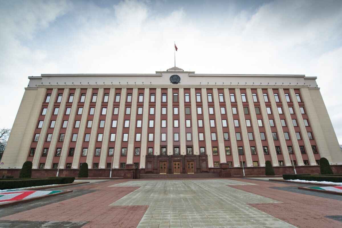 Администрация Лукашенко пообещала создать электронную базу с данными руководителей и госслужащих. Зачем?