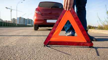 «Не должен прилипать» — Госстандарт Беларуси запретил один из видов знака аварийной остановки