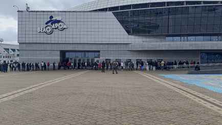 «В очереди 3,5 часа стояла, еле купила» — Узнали, почему минчане на днях «штурмовали» кассы «Минск-Арены»