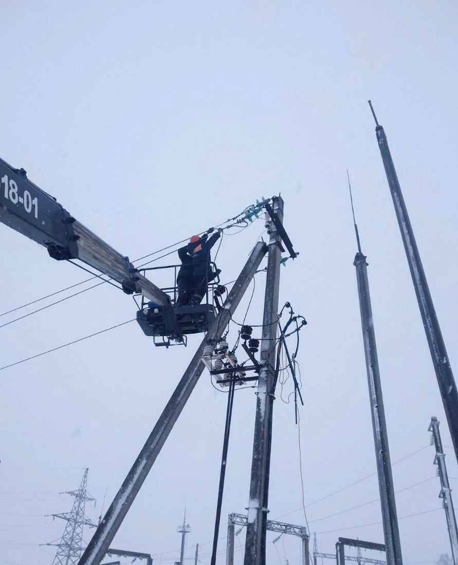 Десятки поваленных деревьев и машины в кювете. МЧС и энергетики рассказали о последствиях апрельских снегопадов