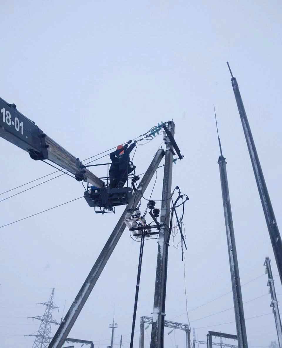 Десятки поваленных деревьев и машины в кювете. МЧС и энергетики рассказали о последствиях апрельских снегопадов