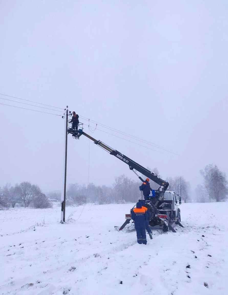 Десятки поваленных деревьев и машины в кювете. МЧС и энергетики рассказали о последствиях апрельских снегопадов