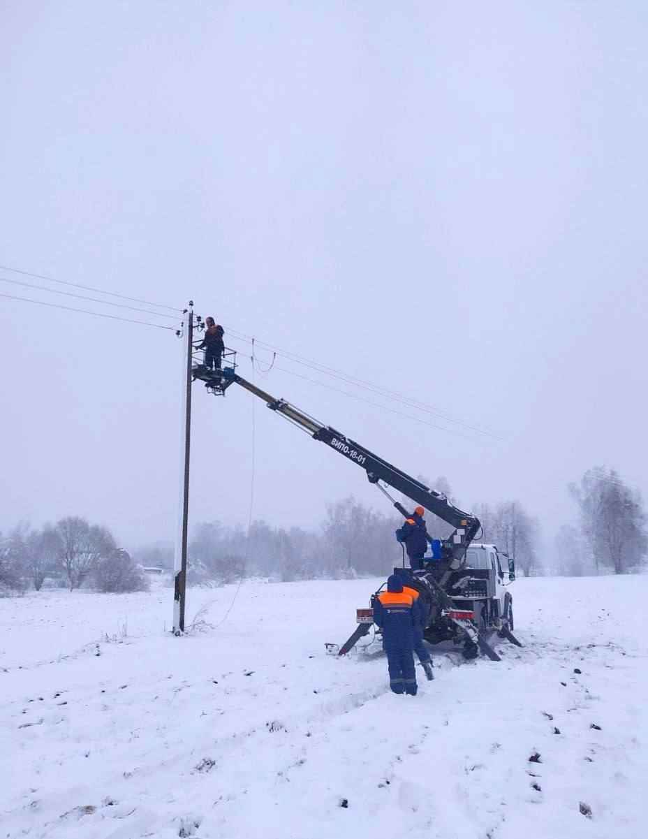 Десятки поваленных деревьев и машины в кювете. МЧС и энергетики рассказали о последствиях апрельских снегопадов