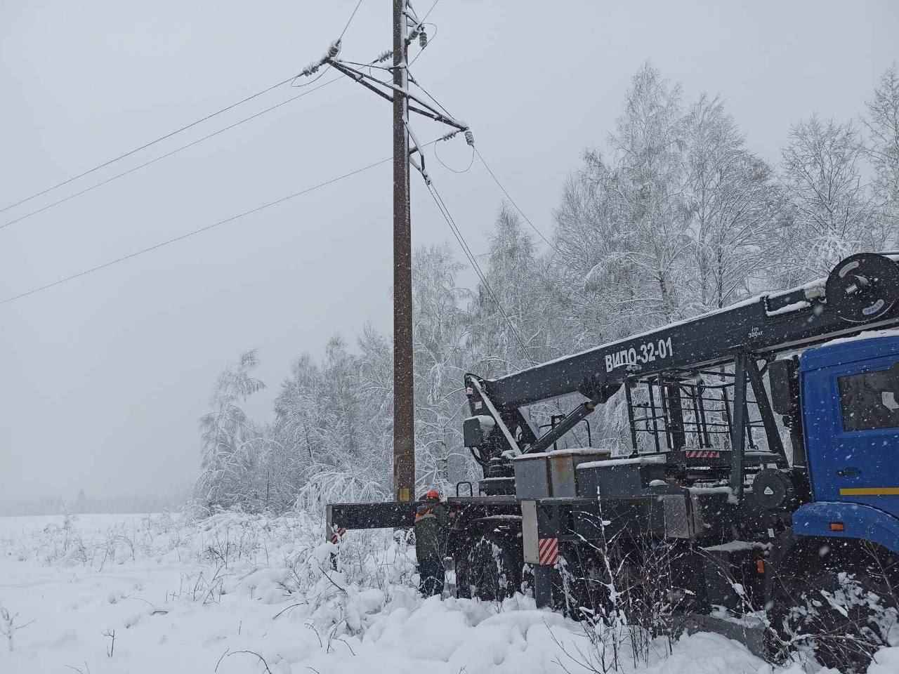 Десятки поваленных деревьев и машины в кювете. МЧС и энергетики рассказали о последствиях апрельских снегопадов