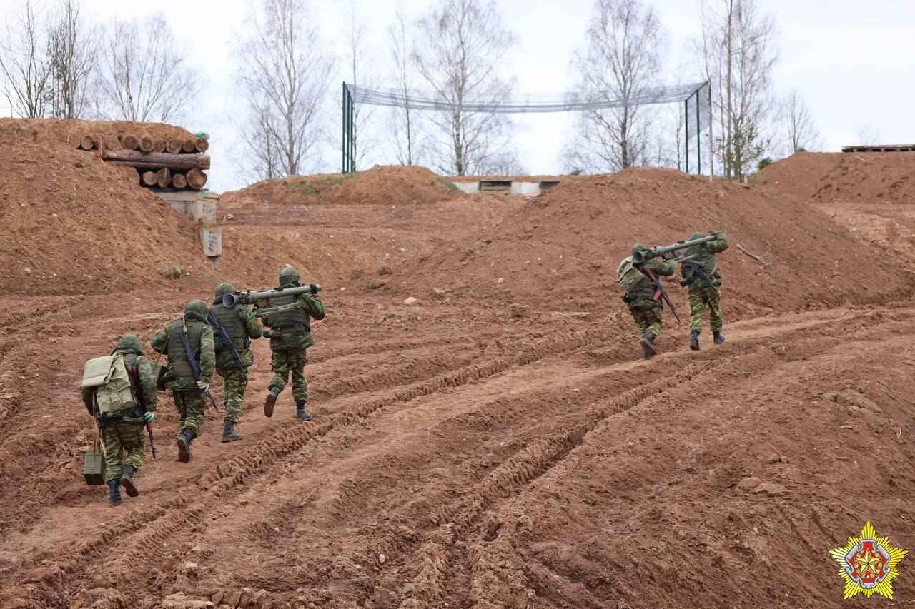 «Есть фактически во всех областях» - Глава Генштаба объяснил, для каких «ноу-хау» в Беларуси создают укрепрайоны