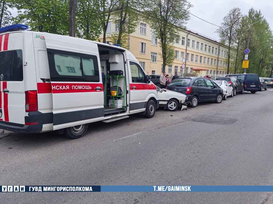 На видео попало, как «скорая» в Минске врезалась в припаркованные машины - пострадали 7 авто