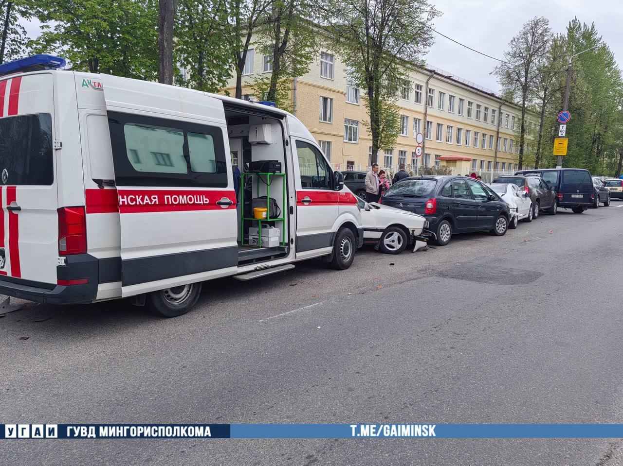 На видео попало, как «скорая» в Минске врезалась в припаркованные машины - пострадали 7 авто