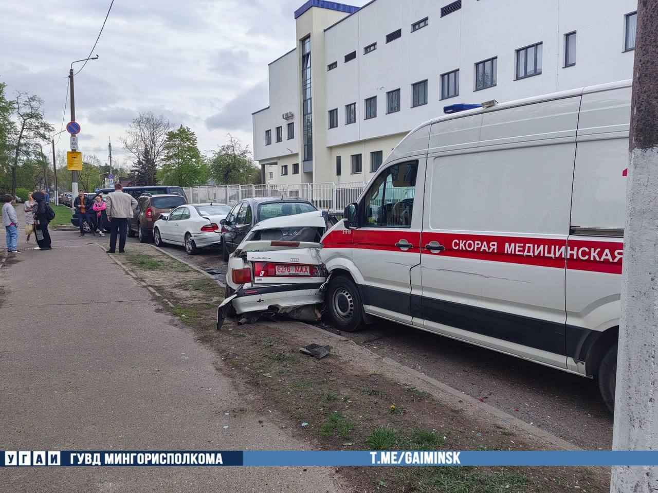 На видео попало, как «скорая» в Минске врезалась в припаркованные машины - пострадали 7 авто