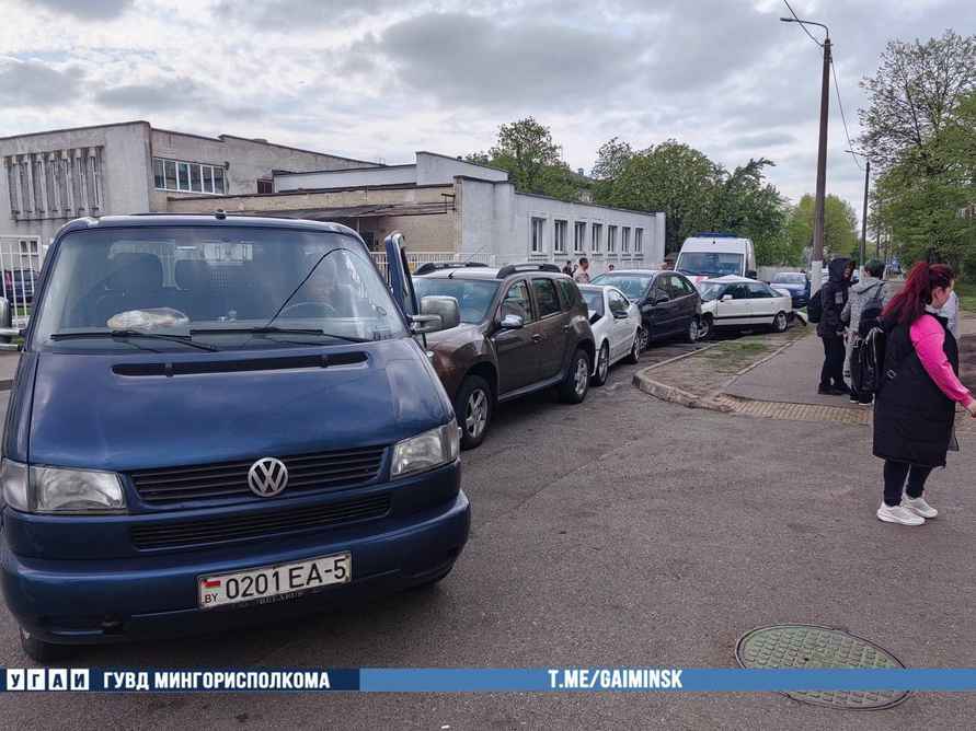 На видео попало, как «скорая» в Минске врезалась в припаркованные машины - пострадали 7 авто