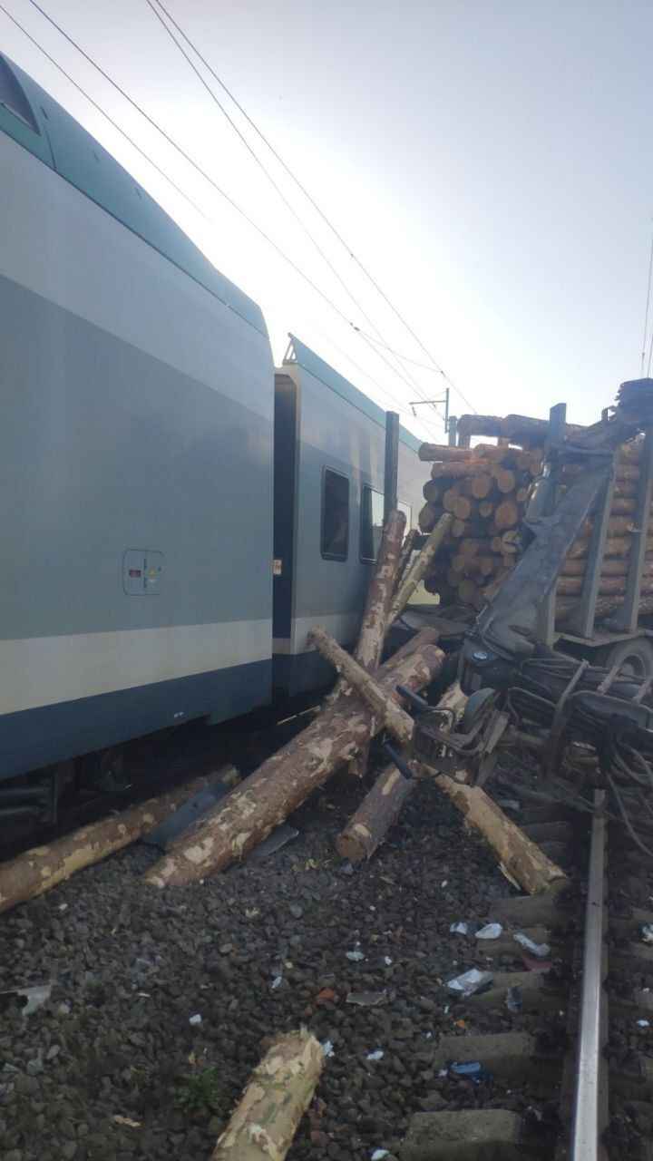 На Гомельщине поезд протаранил лесовоз. БелЖД предупредила о 2-часовых задержках в расписании