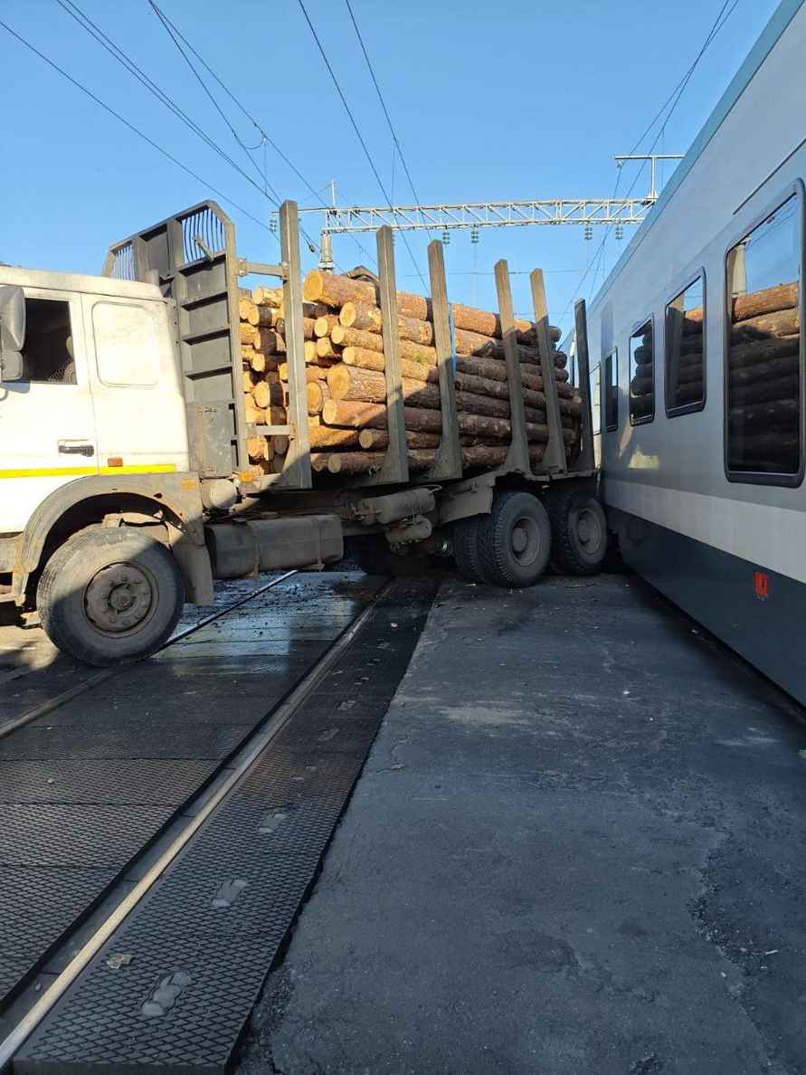 На Гомельщине поезд протаранил лесовоз. БелЖД предупредила о 2-часовых задержках в расписании