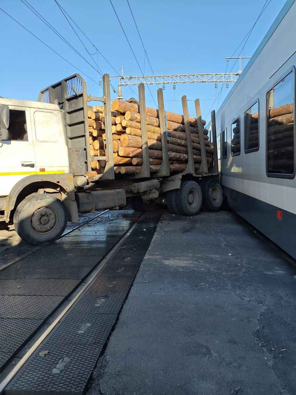 На Гомельщине поезд протаранил лесовоз. БелЖД предупредила о 2-часовых задержках в расписании