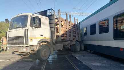 На Гомельщине поезд протаранил лесовоз. БелЖД предупредила о 2-часовых задержках в расписании