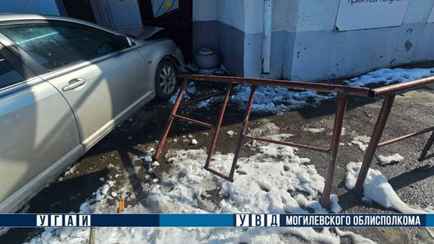 В Могилеве легковушка врезалась в магазин
