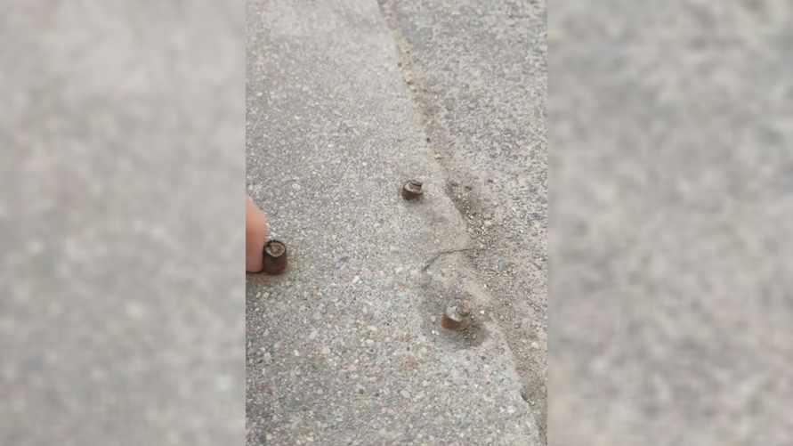 «Болтяры торчат» — Минчанин показал, как в одном из дворов «борются с парковкой на бордюрах». Ему рассказали правду