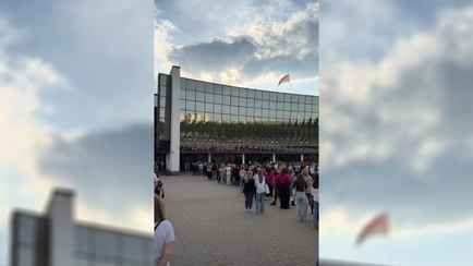 Не только хоккей. Гомельчане выстроились в огромные очереди перед Ледовым дворцом. Что там?