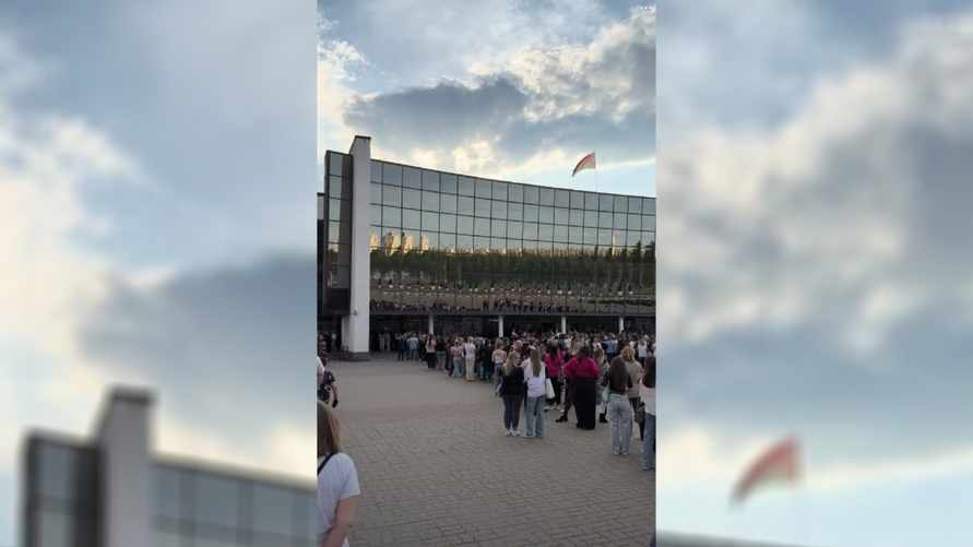 Не только хоккей. Гомельчане выстроились в огромные очереди перед Ледовым дворцом. Что там?