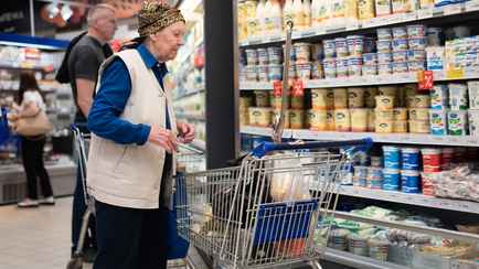 До 56%. Белорусские торговые сети обрушили цены на купаты, горбушу, томаты, сардельки, квас, курагу