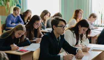 Минобразования Беларуси объяснило запрет снижать оценку за 1-2 исправления в школьных диктантах и сочинениях