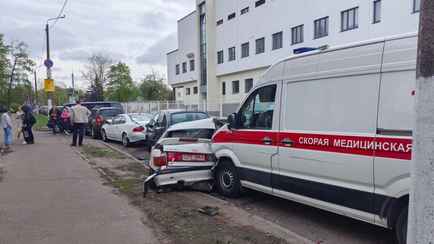 На видео попало, как «скорая» в Минске врезалась в припаркованные машины — пострадали 7 авто