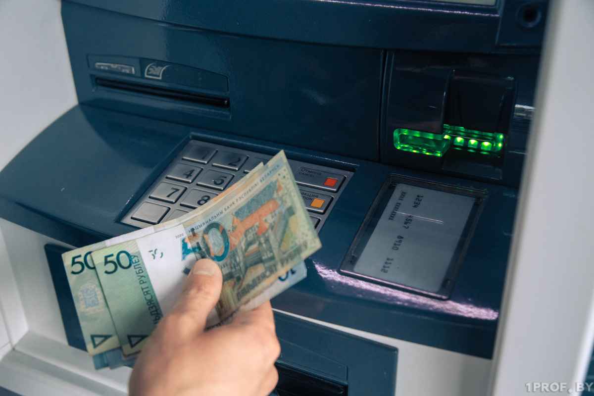 Банки предупредили белорусов об изменениях с картами. Где разрешили больше снимать без комиссии, а где ввели 4% и отменили бонусы?