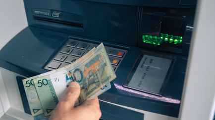 Банки предупредили белорусов об изменениях с картами. Где разрешили больше снимать без комиссии, а где ввели 4% и отменили бонусы?