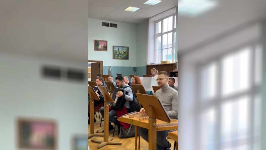 "Зачем вилы в углу?" - Видео Национального оркестра Беларуси набрало 3,3 млн просмотров. Но у зрителей возникли вопросы