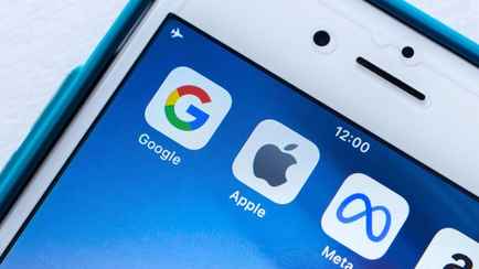 Еврокомиссия оштрафовала Apple и Meta на сотни миллионов евро. За что?