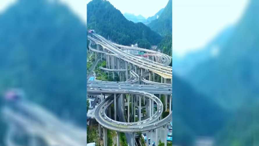 «Американские гонки в небе» - В TikTok показали «самую страшную» в мире автомобильную развязку