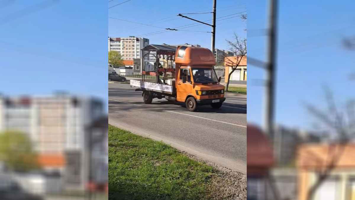 "Теперь я видел все" - На Гомельщине заметили "пасхомобиль" с колоколами. У зрителей возник вопрос к ГАИ