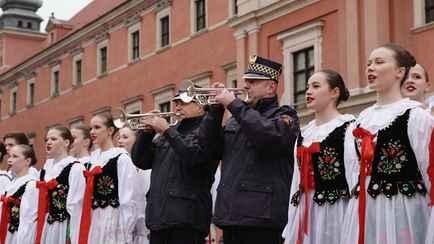 Кандидат в президенты предложил поменять герб и гимн Польши и ввести ежедневную клятву верности в 8 утра