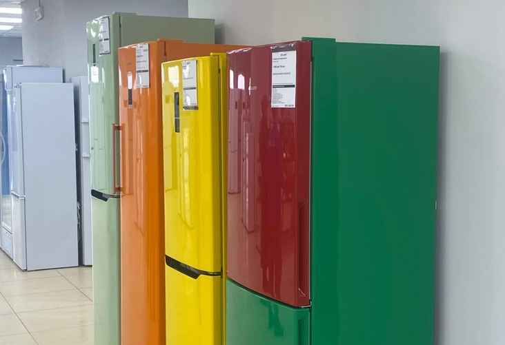 Изготовление цветных холодильников в Беларуси пока не выведено на широкий поток - это связано с большими трудозатратами, но возможность сделать индивидуальный заказ есть