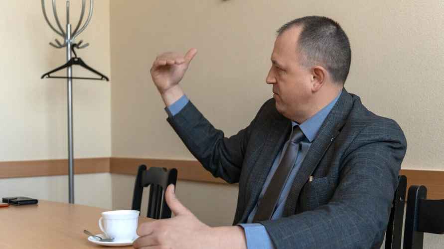 Чем выше заявленный производителем срок эксплуатации холодильника, тем больше вероятность, что он столько и проработает без поломок. Внимательно читайте этикетки на дверце, цифры могут сильно отличаться. Фото Telegraf.news/Алексей Смоленский