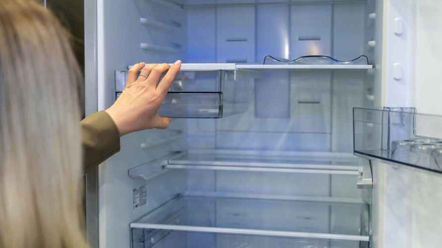 Обращайте внимание, что в некоторых холодильниках есть передвижной контейнер Pull Box как "напоминалка" о том, что важно не забыть. Фото Telegraf.news/Алексей Смоленский