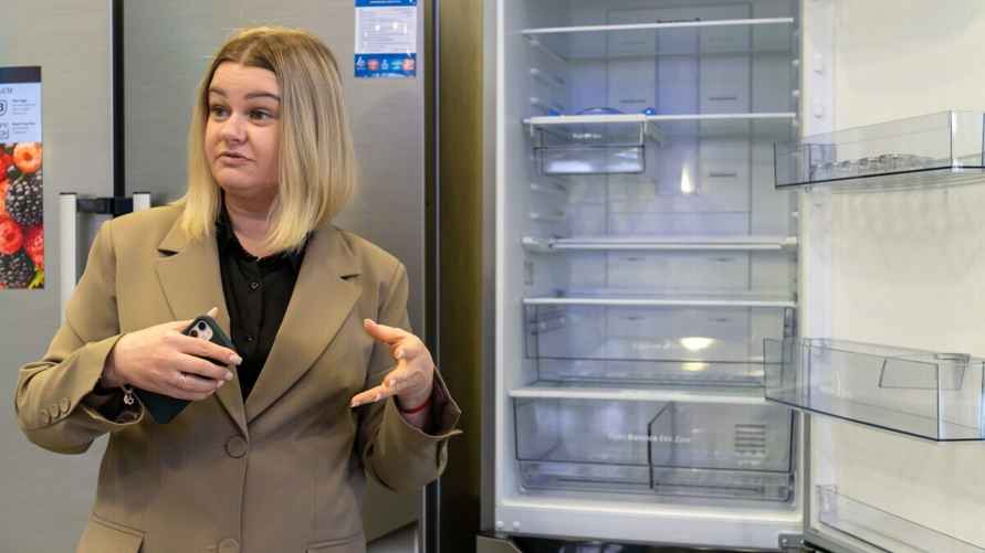 На боковой стенке холодильника также можно хранить различные соусы, а на верхней с крышкой - яйца. Фото Telegraf.news/Алексей Смоленский