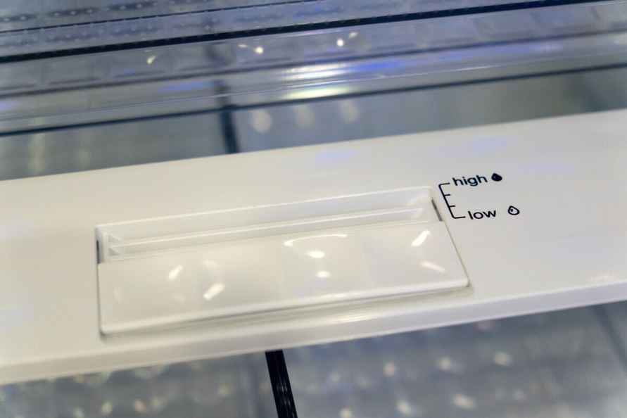 В контейнере Hydro Balance Zone лучше всего хранить свежие фрукты, овощи и зелень. Фото Telegraf.news/Алексей Смоленский