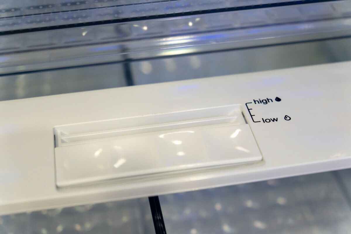 В контейнере Hydro Balance Zone лучше всего хранить свежие фрукты, овощи и зелень. Фото Telegraf.news/Алексей Смоленский