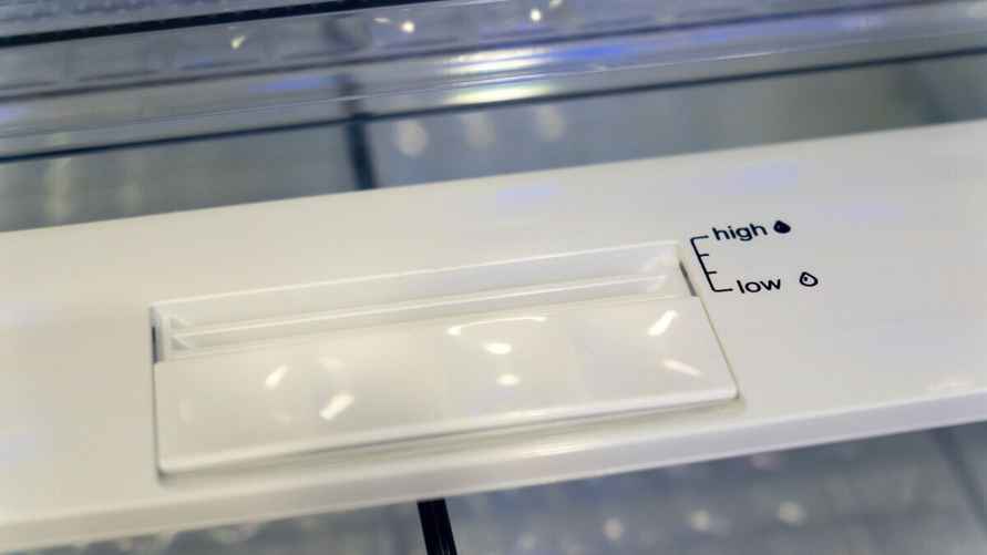 Чтобы снизить шансы образования инея, важно выставить правильную температуру в холодильнике