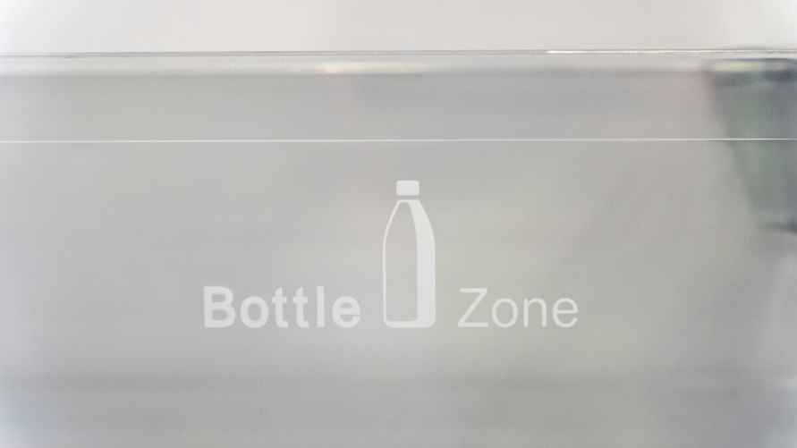 Так выглядит специальная полка для хранения бутылок с различными напитками на боковой дверце холодильника. Фото Telegraf.news/Алексей Смоленский