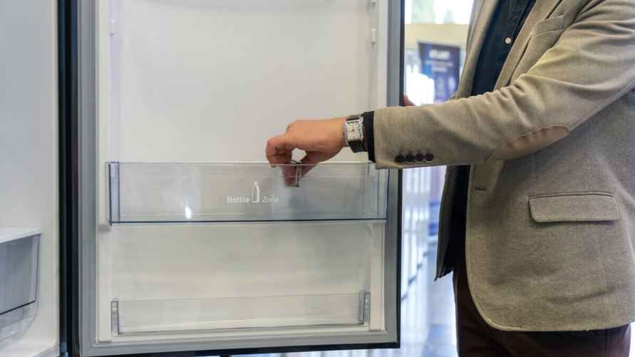 В некоторых холодильниках боковая полка имеет даже передвижной фиксатор, чтобы пакеты с молоком не опрокинулись. Фото Telegraf.news/Алексей Смоленский