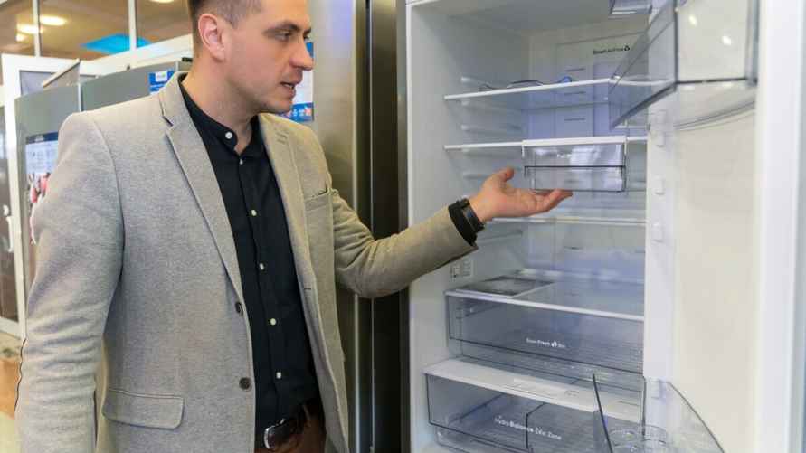 Не "покупайтесь" на низкую цену - обратите внимание на период гарантийного обслуживания и уточните у продавца, предполагается ли подменный фонд на случай поломки. Фото Telegraf.news/Алексей Смоленский