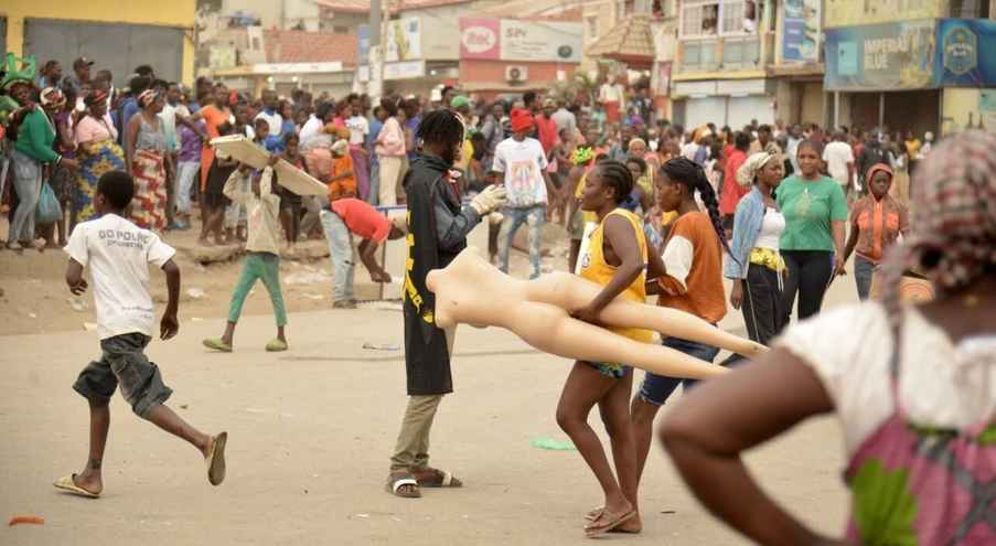 Насилие началось в понедельник, когда водители Candongueiros – сине-белых
