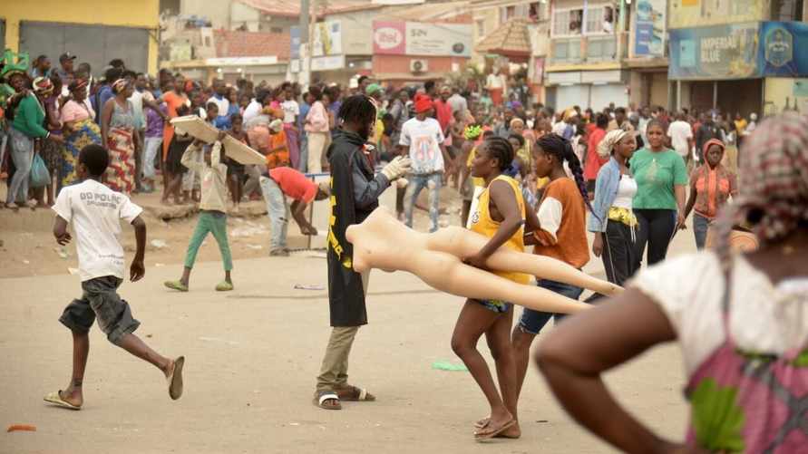 В Анголе рост цен на бензин привел к массовым беспорядкам, смертям и тысячам арестов. На сколько подняли?