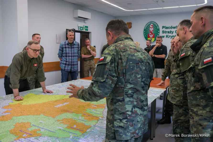 Президент Польши приехал на границу с Беларусью и извинился перед пограничниками. За что?