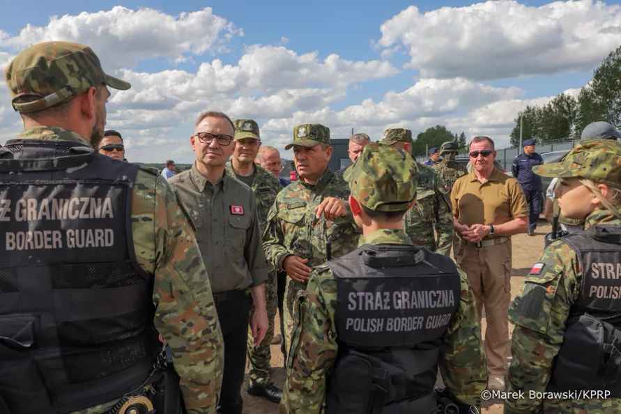 Президент Польши приехал на границу с Беларусью и извинился перед пограничниками. За что?